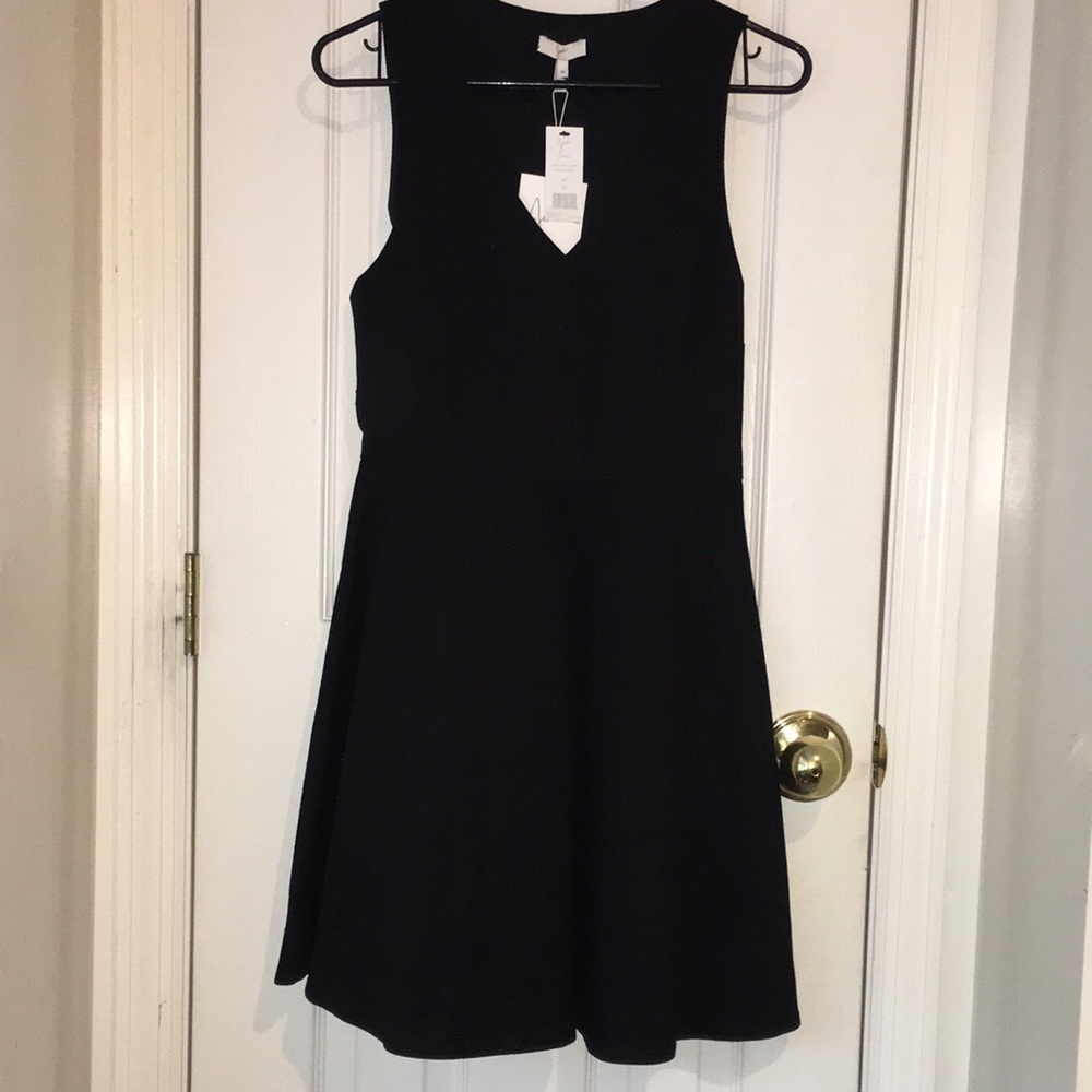 NWT Joie Dress Black V-neck M - SUPER FLATTERING